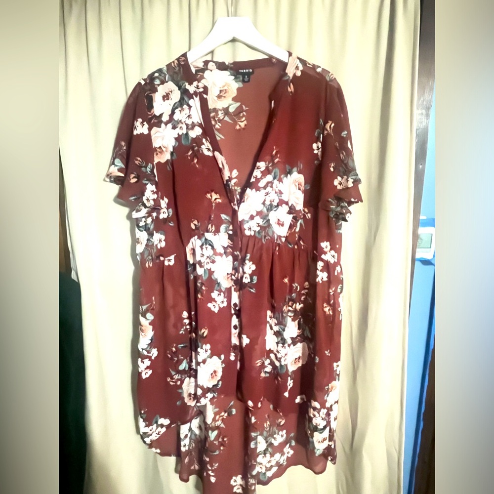 Burgundy & Floral Torrid Short-Sleeve Hi-Lo Top Size: 2